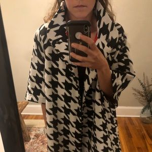 Long black and white jacket with length sleeves